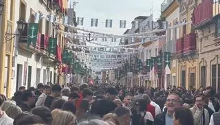 Calle Pureza a las 13:00 horas esperando a la Esperanza de Triana