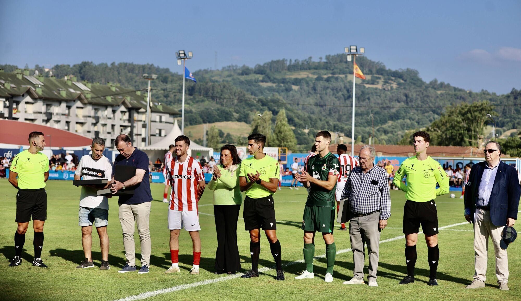 EN IMÁGENES: Amistoso de pretemporada en Grado entre Sporting y Racing de Santander