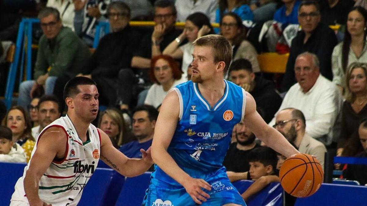 Jacob Round encara a un rival