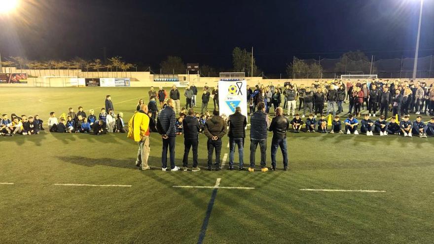 Jugadores, directivos y aficionados de Son Caliu, ayer en el homenaje a su directiva