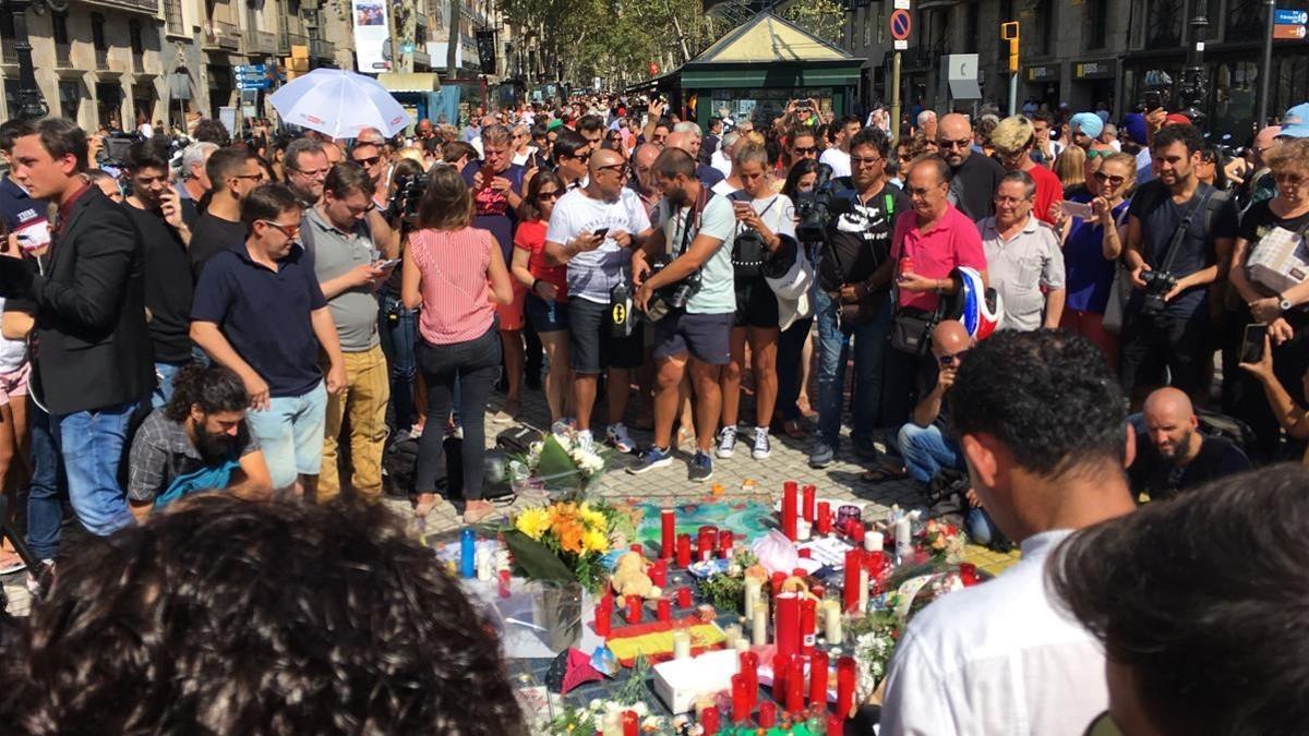 Homenaje silencioso de los ciudadanos en la Rambla.