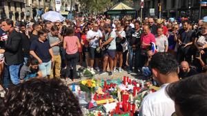 Homenaje silencioso de los ciudadanos en la Rambla. SERGIO LAINZ