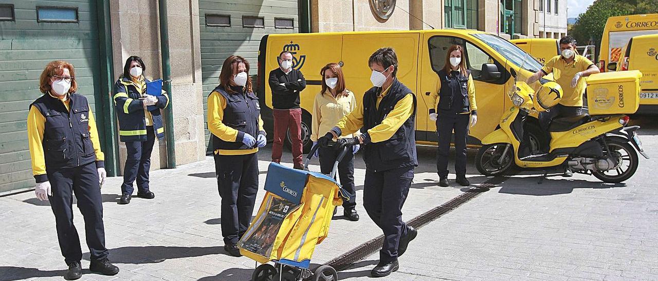 Varios carteros, en las dependencias de Correos en A Ponte, al comienzo de la pandemia. |   // IÑAKI OSORIO