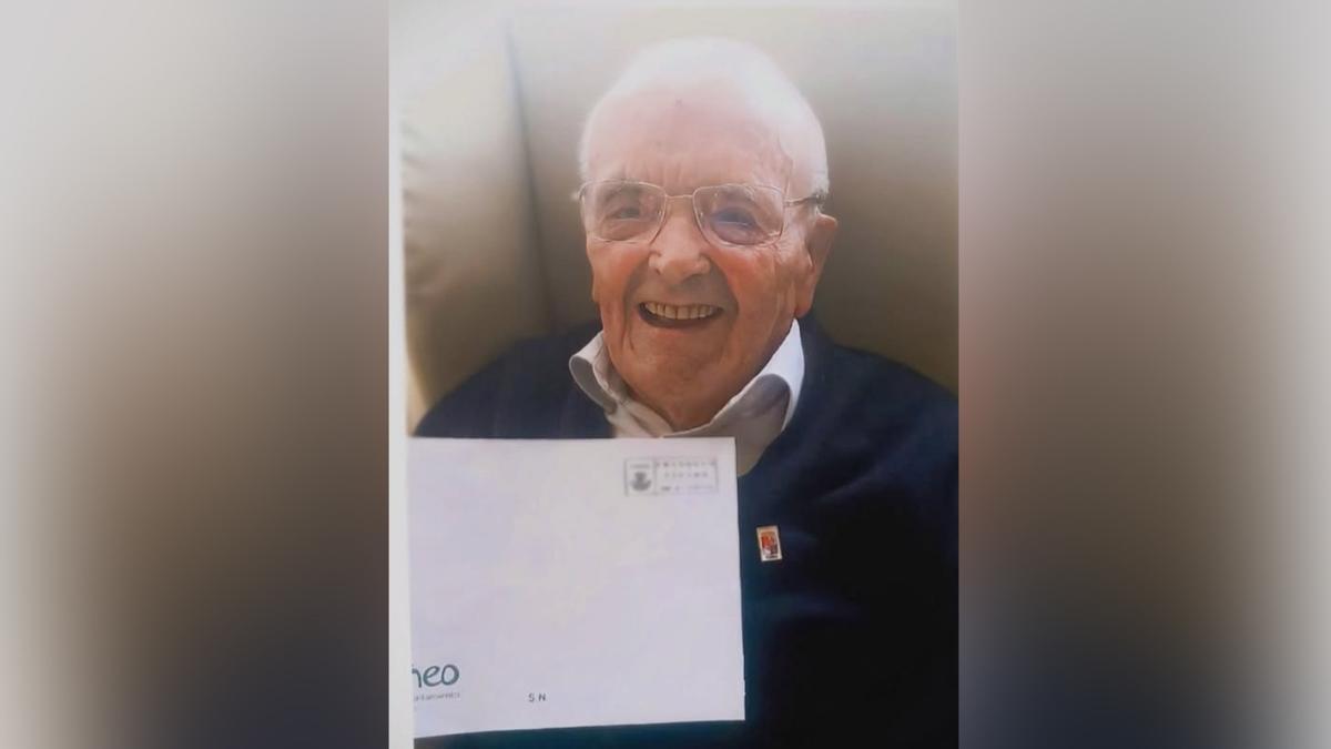 José Fernández con la carta de Tineo.