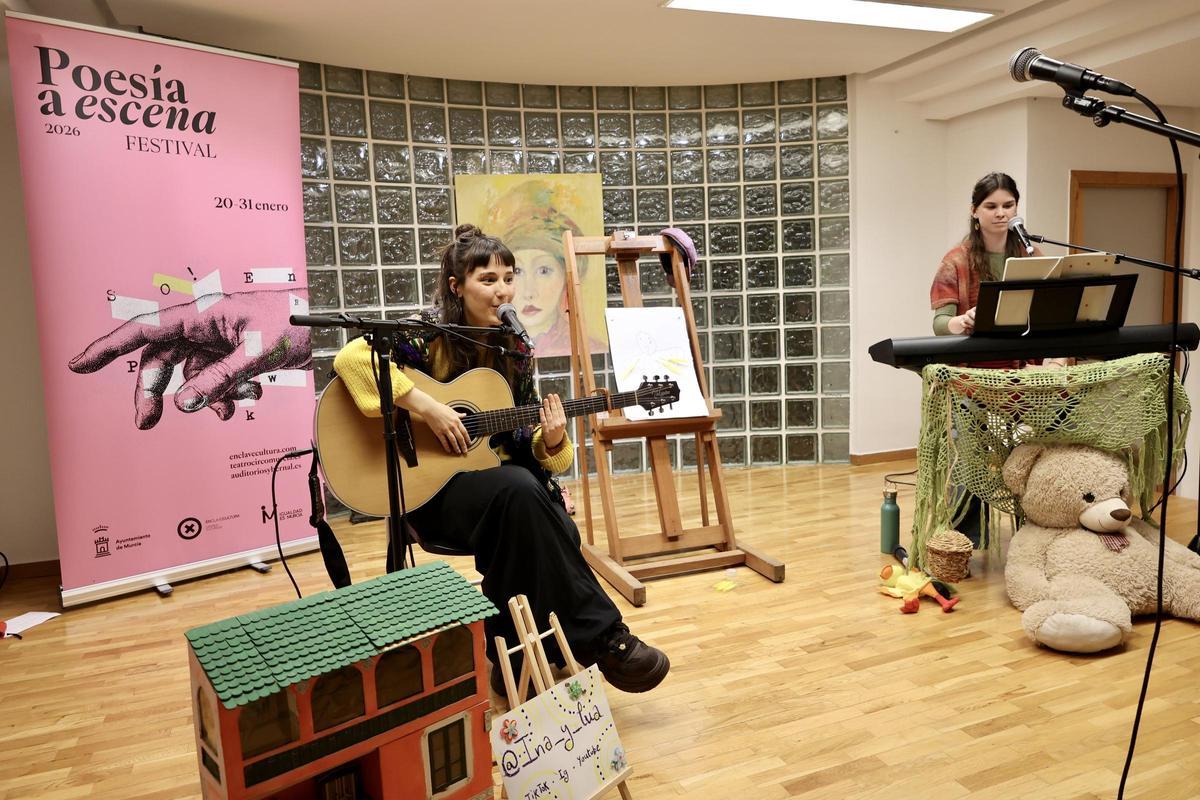 El dúo "emergente" Ina y Lua pusieron el broche al recital con sus canciones