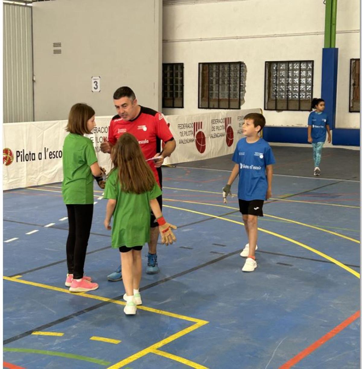 Xiquets i xiquetes gaudiren rebent explicacions i practican el nostre esport.