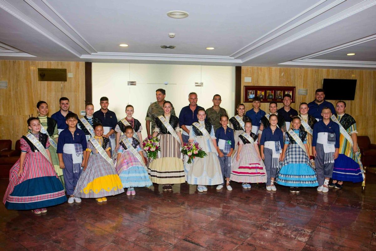 Visita a al residència militar La Plana per part dels representants festius.