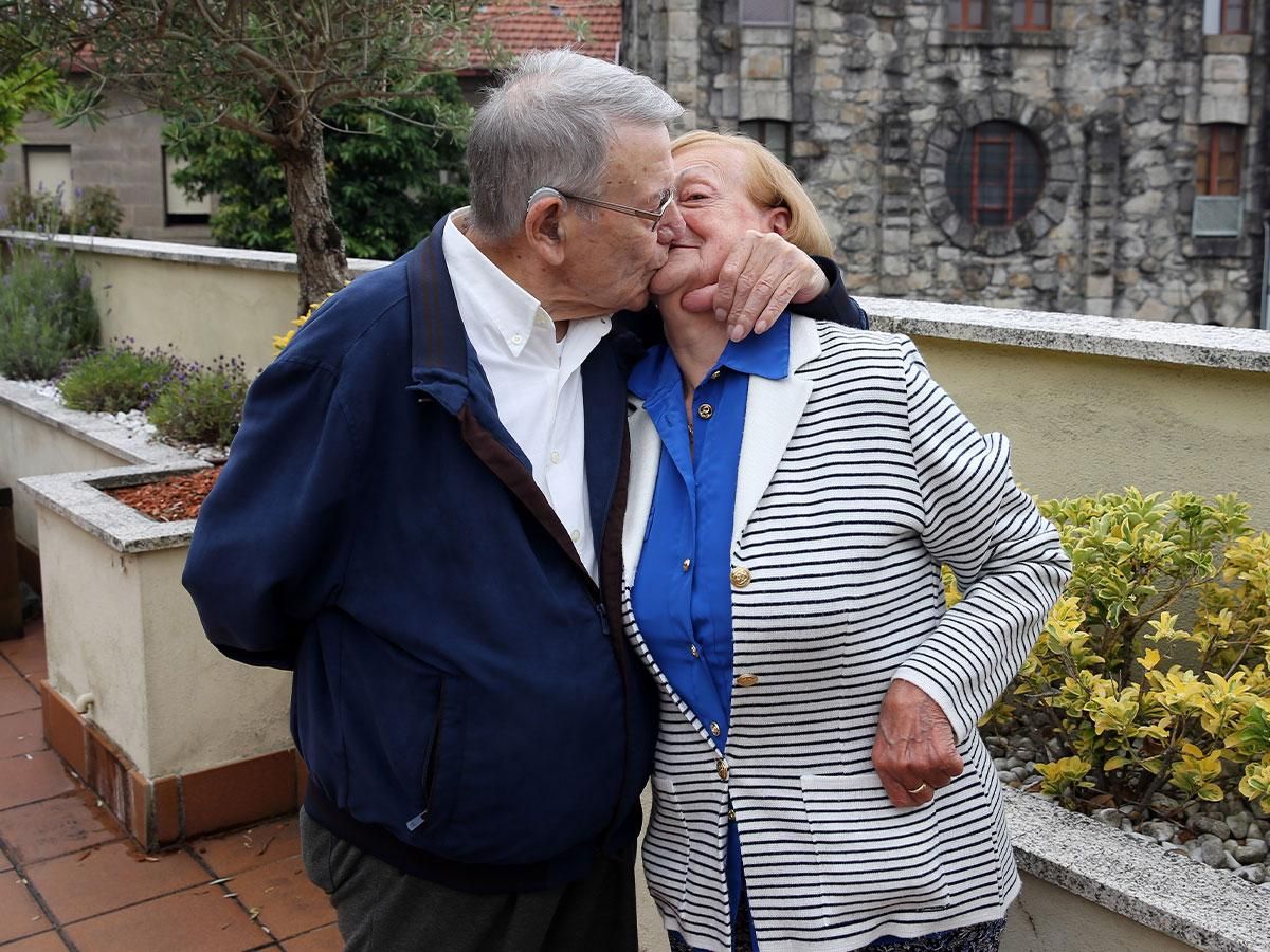 Armando y Amelia, se besan tras más de 70 años casados