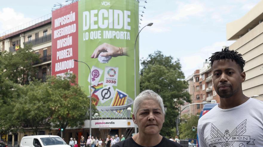 Uge Sangil y Ronny de la Cruz frente a la lona de Vox.