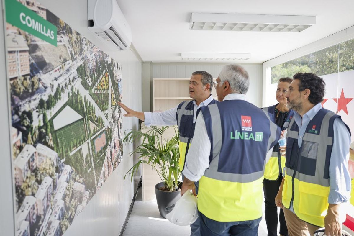 Carlos Izquierdo, concejal del Distrito de Carabanchel en las obras de construcción de la futura estación de Metro de Comillas