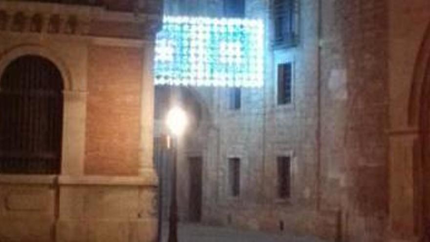 La iluminación fallera del ayuntamiento se  apoya en la Catedral y el Palacio Arzobispal