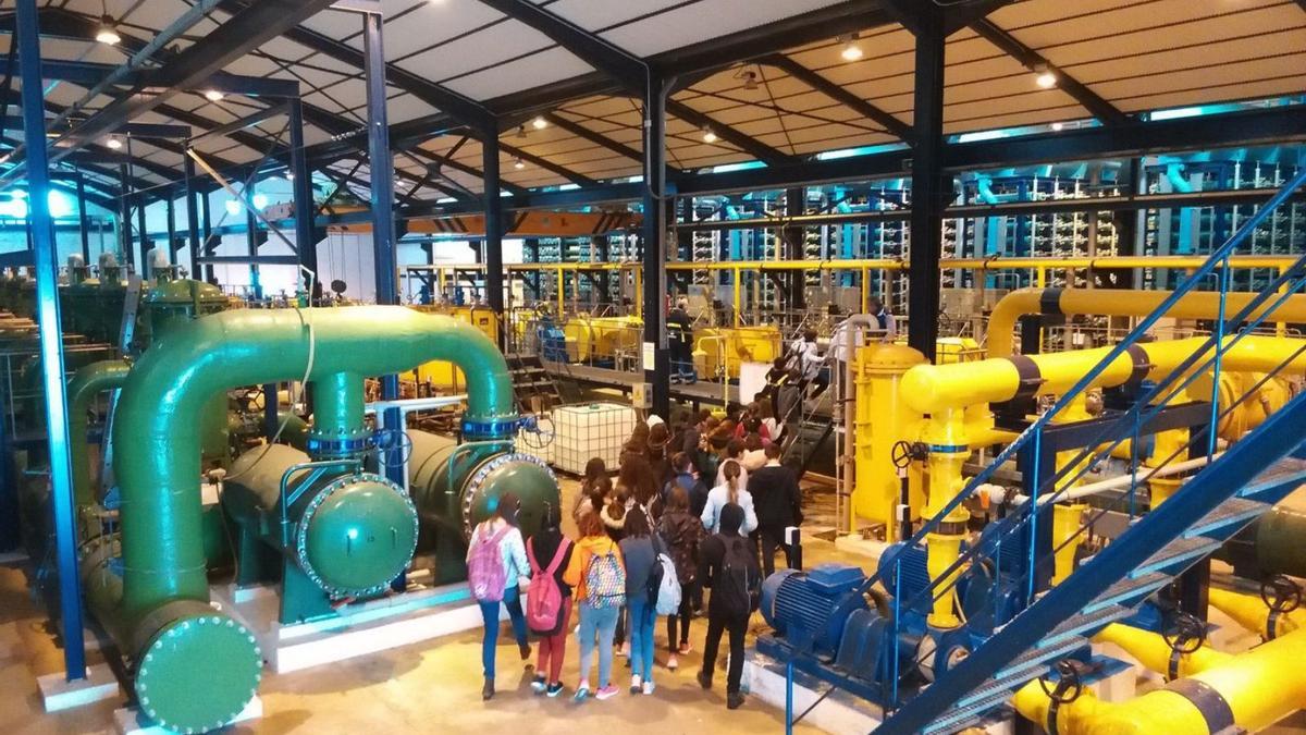 Interior de la desaladora de Marbella, durante una visita de un grupo de escolares.