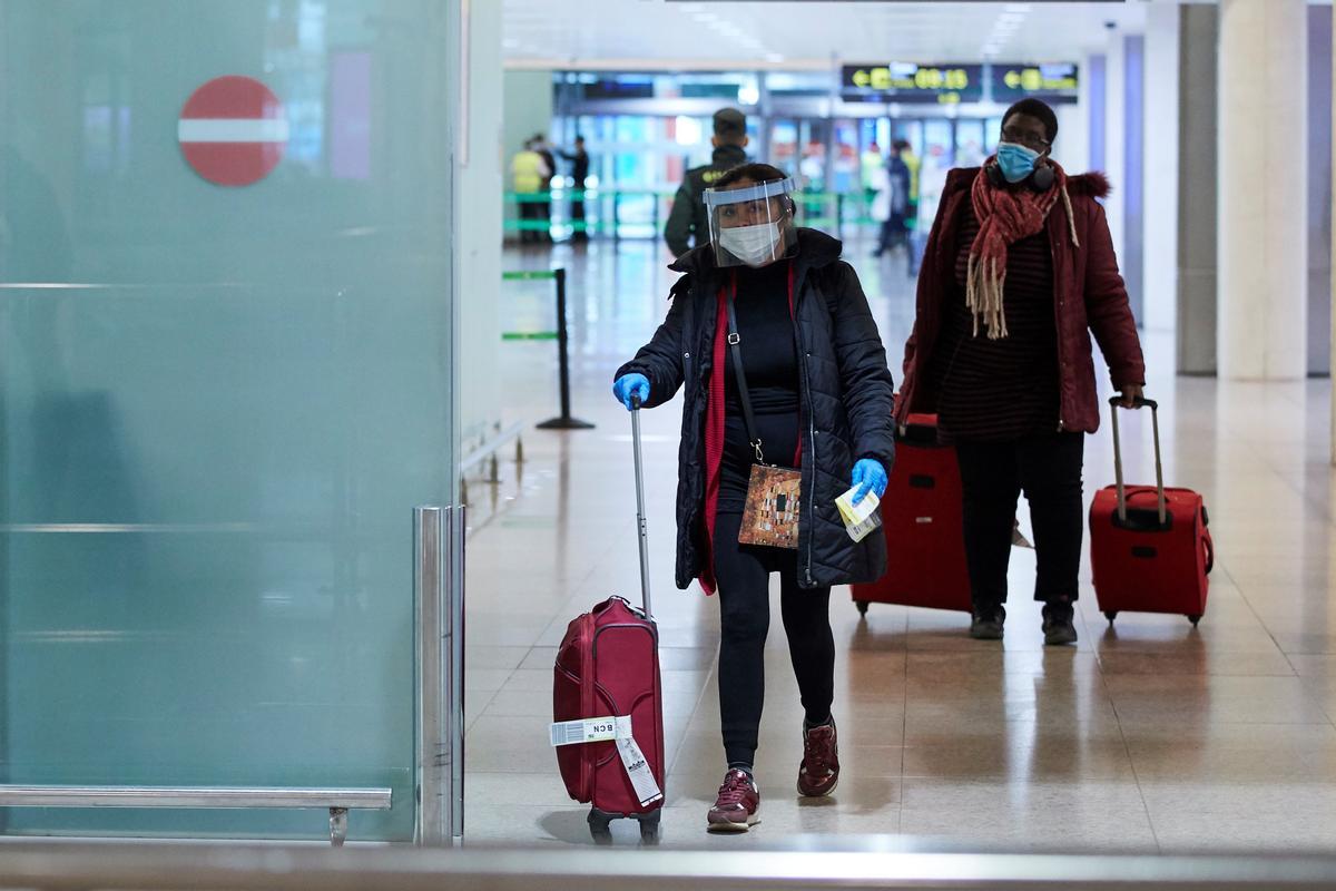 Viajeros avanzan por un aeropuerto