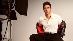 Jon Kortajarena, posando para la campaña de Wallapop Lo que necesitamos nuevo.