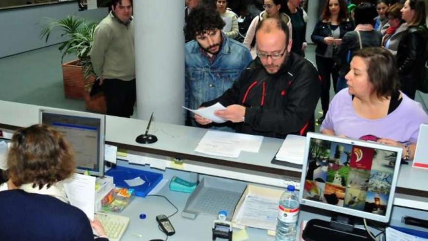 La coordinadora de las Anpa de Vilagarcía entregó el listado de deficiencias en Ravella.  // Iñaki Abella