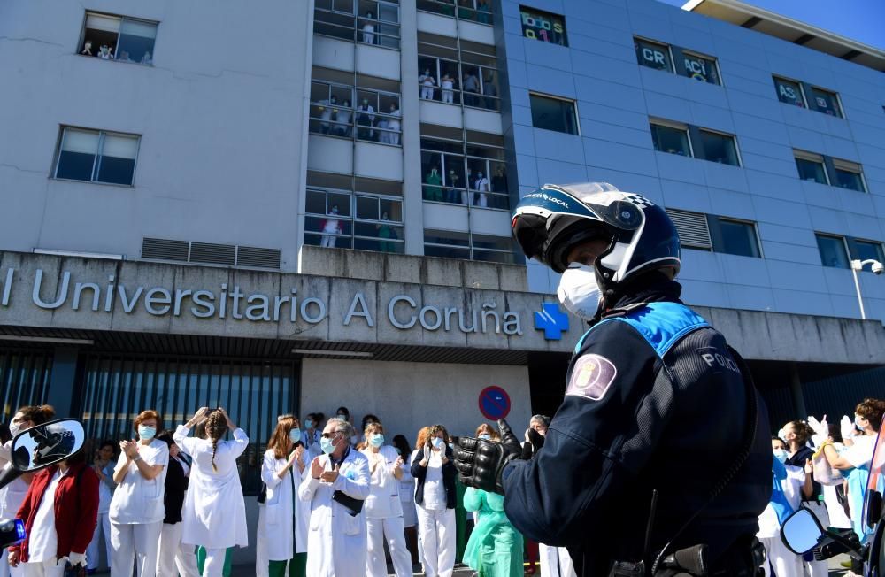 Aplauso de las fuerzas de seguridad al personal del Hospital de A Coruña