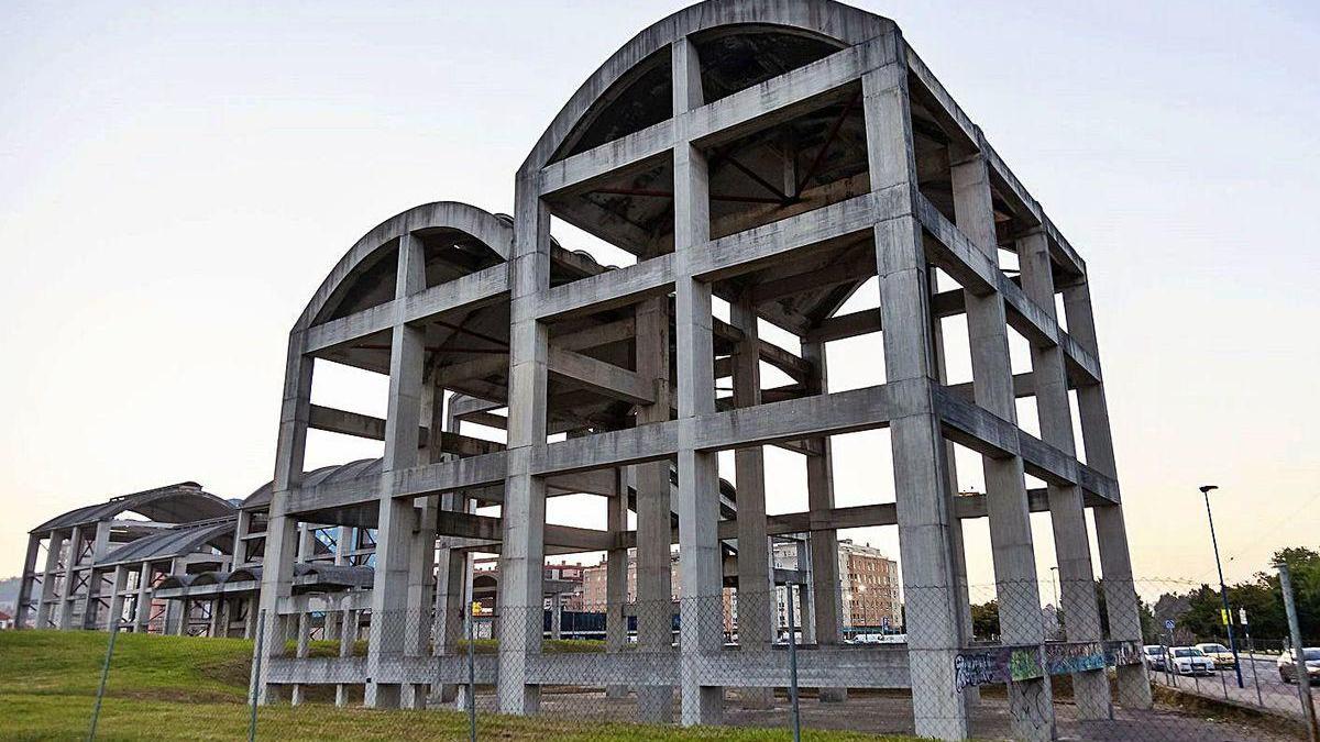 De la antigua fábrica que abrió en los años treinta, la Cros, solo quedan estas estructuras.