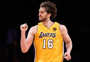 Pau Gasol celebra una cistella durant el sisè partit de la final, guanyat pels Lakers.