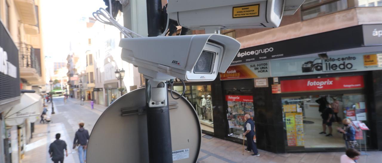 Primer plano de las cámaras que vigilan el paso de vehículos en la calle Mayor de Castelló.