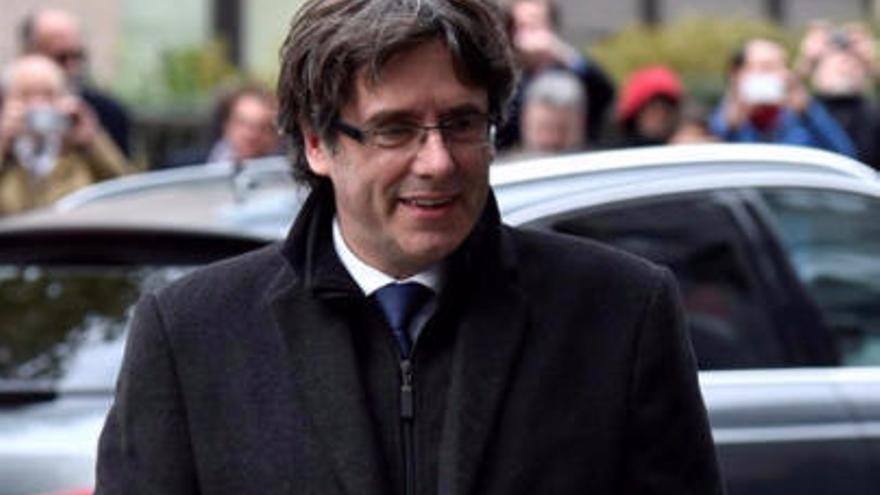 Carles Puigdemont bleibt in Belgien und riskiert einen Haftbefehl