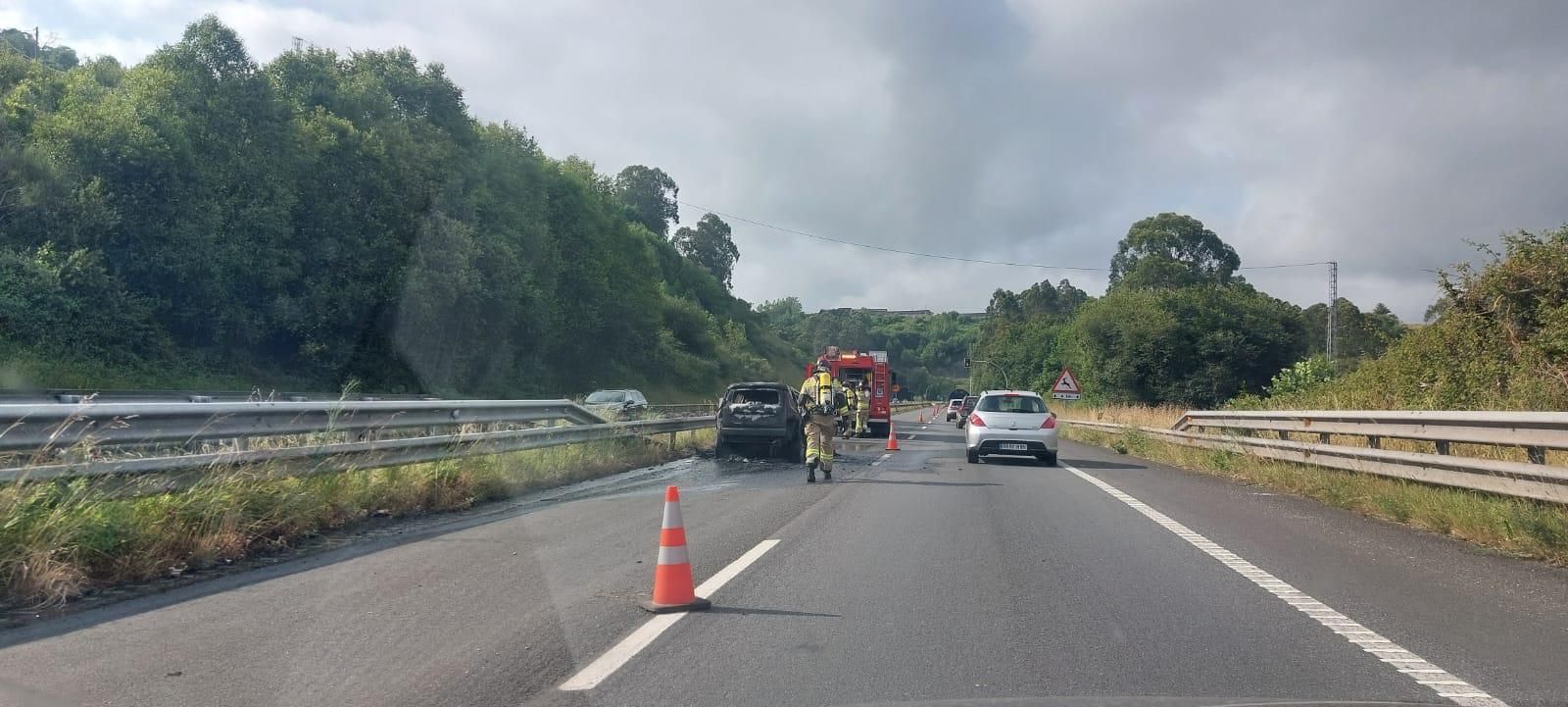 Espectacular atasco en la autopista "Y" en sentido Gijón por un coche ardiendo (en imágenes)