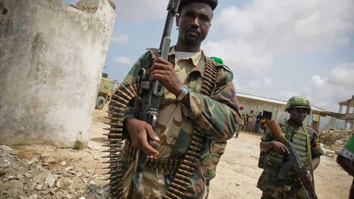 Dos soldados del Gobierno de transición montan guardia en el campamento de refugiados de Badbaado, el 20 de julio, en Mogadiscio.