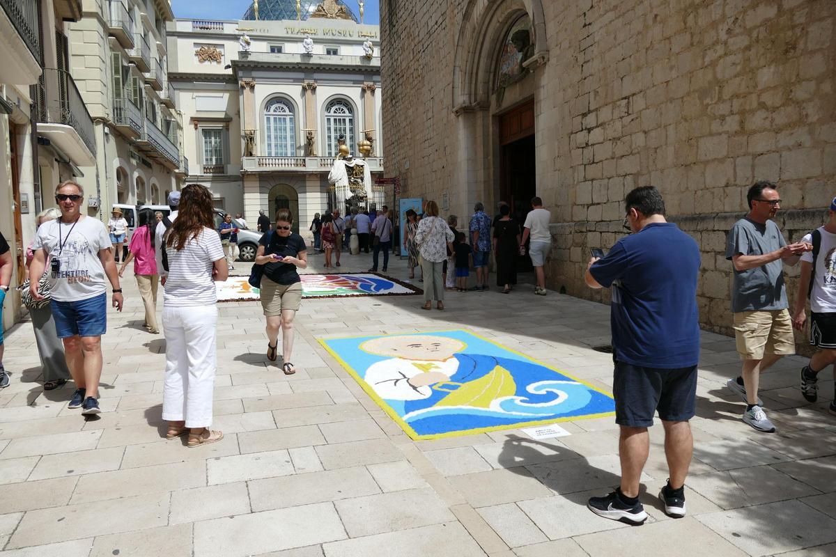 Les catifes de Corpus omplen de color l'entorn de Sant Pere de Figueres