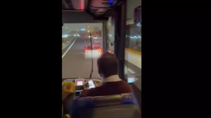 VÍDEO | Un cotxe circula temeràriament davant de dos autobusos