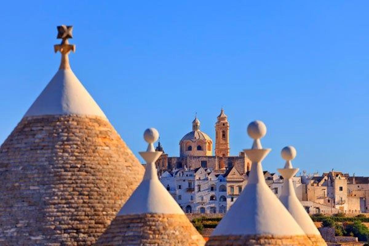 Los turllos, típicos en Apulia, son construcciones rurales realizas con muros de mampostería de piedra en seco y rematadas con una gran cubierta de forma cónica, como estos de Locorotondo.