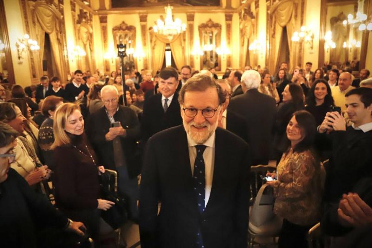 Mariano Rajoy se dirige a la tribuna en un salón de actos del Círculo de la Amistad prácticamente lleno.