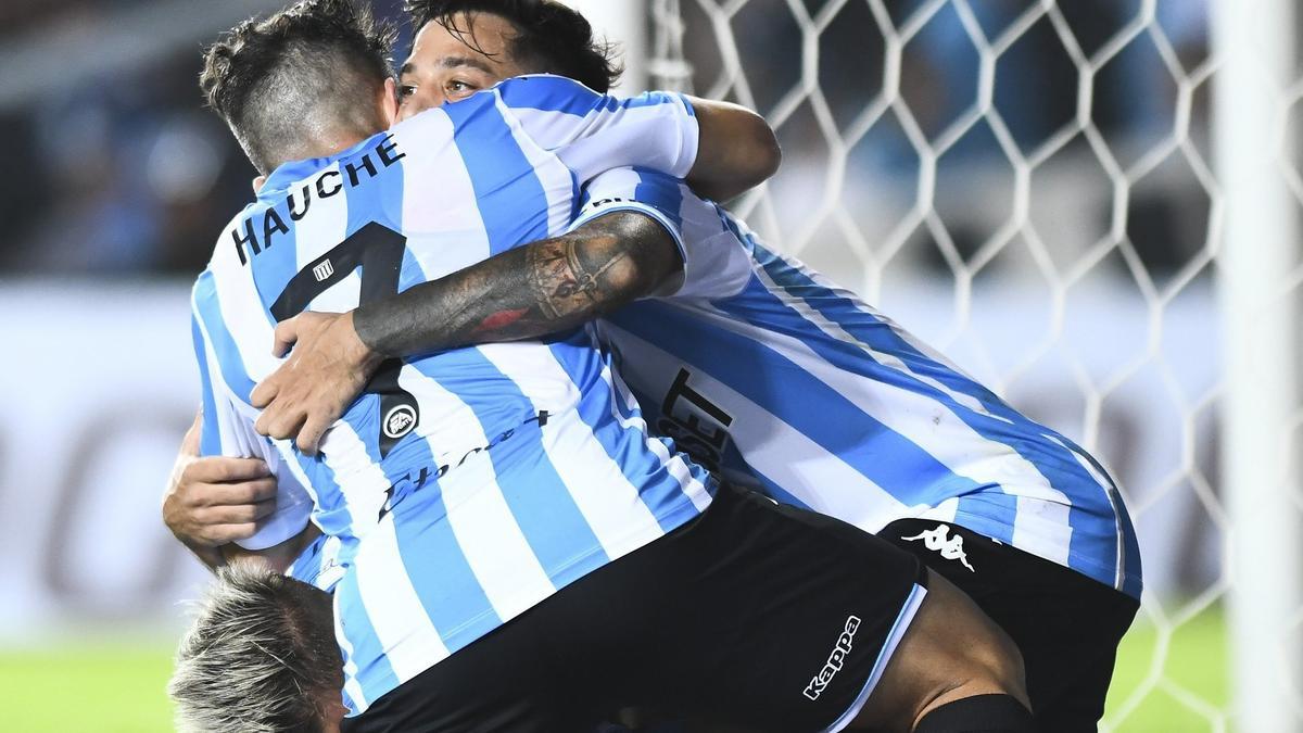 Los jugadores del Racing Club celebran un gol.