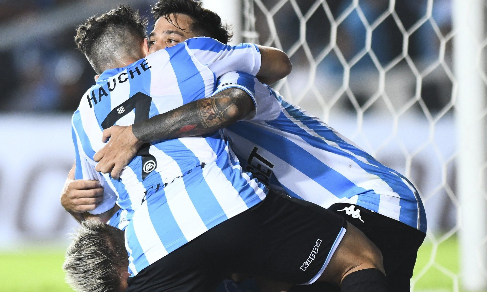 Los jugadores del Racing Club celebran un gol.