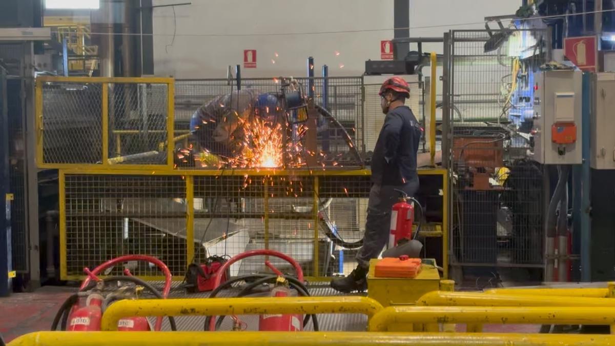 Un trabajador de ArcelorMittal, en una de las instalaciones de la planta industrial de la compañía en Sagunt