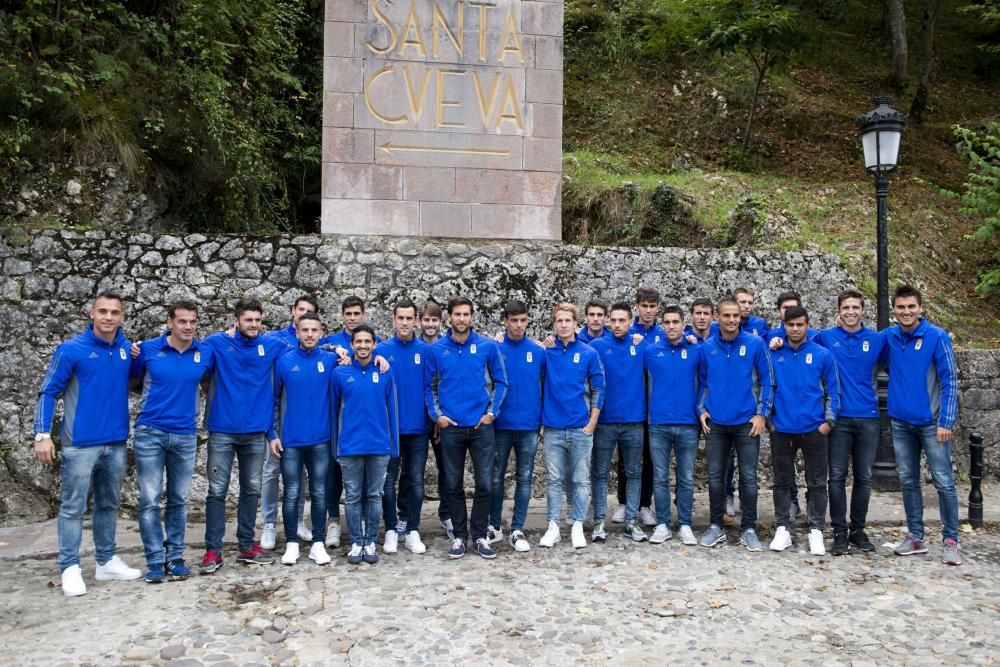 El Real Oviedo realiza la ofrenda floral a la Virgen de Covadonga