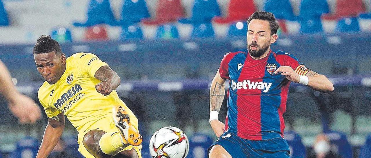 Pervis Estupiñán golpea el esférico ante la presión de José Luis Morales, durante la prórroga del partido de Copa.