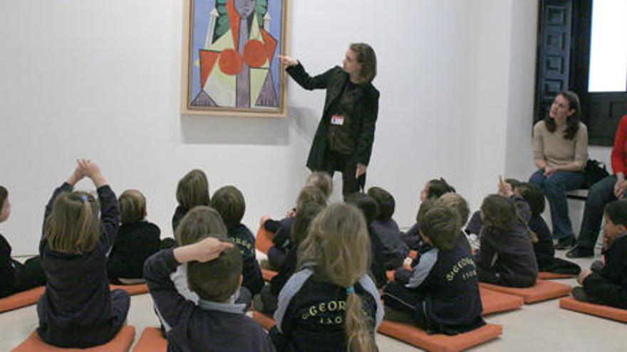 Un grupo de niños participa en una visita guiada en el Museo Picasso Málaga.