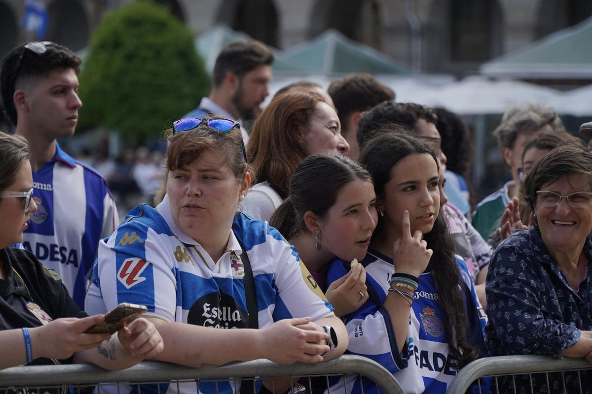 Miles de personas celebraron el ascenso con el Deportivo en la plaza de María Pita de A Coruña
