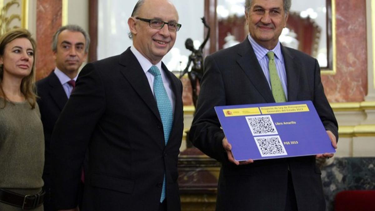 El ministro de Hacienda, Cristobal Montoro, ha presentado en el Congreso de los Diputados los presupuestos del Estado al Presidente del Congreso, Jesus Posadas.