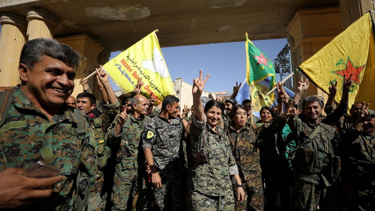 Miembros de las milicias sirias celebrando la reconquista de la ciudad de Raqqa