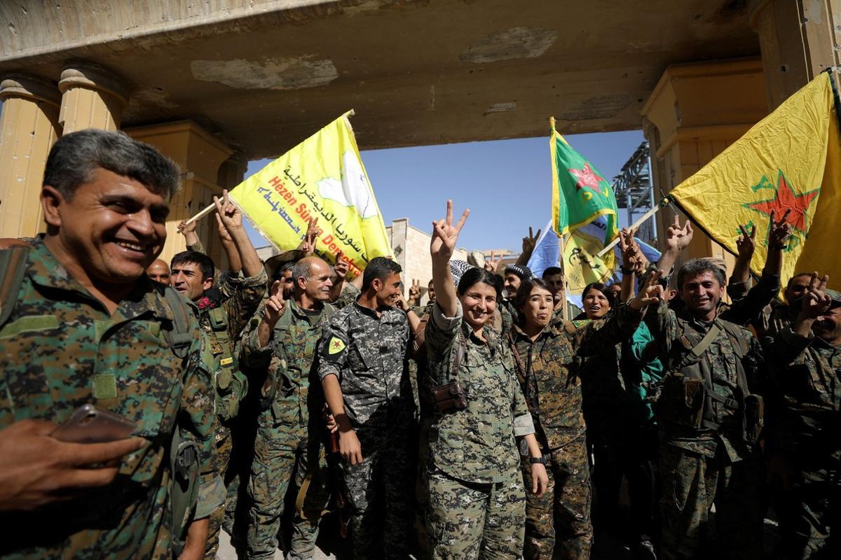 Fighters of Syrian Democratic Forces gesture the  V  sign in Raqqa  Syria October 17  2017  REUTERS Rodi Said