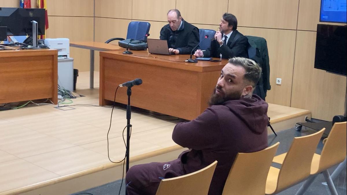 El autor del atropello en la Ronda Nord a juicio por coacciones y amenazas a un peluquero