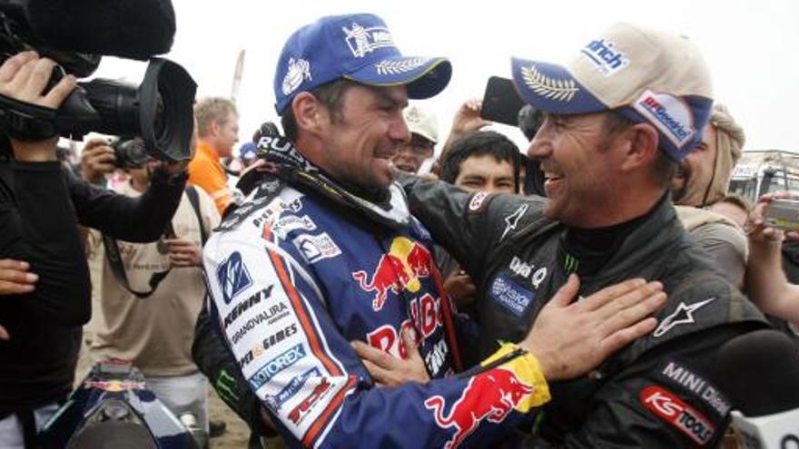 Despres (izquierda) y Peterhansel se saludan tras ganar el Dakar 2012.