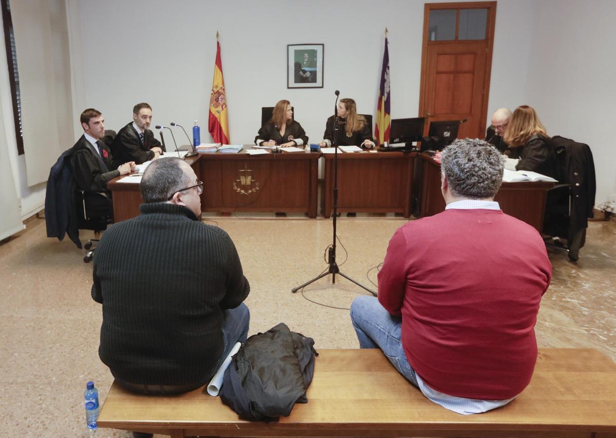 El funcionario de la cárcel, a la derecha, junto al policía local, el día del juicio