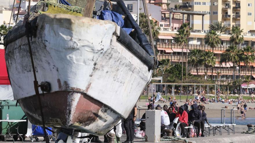 Migrante rescatados por Salvamento Marítimo, tras ser avistados por un buque comercial, trasladados al Puerto de Los Cristianos.| efe/alberto valdés