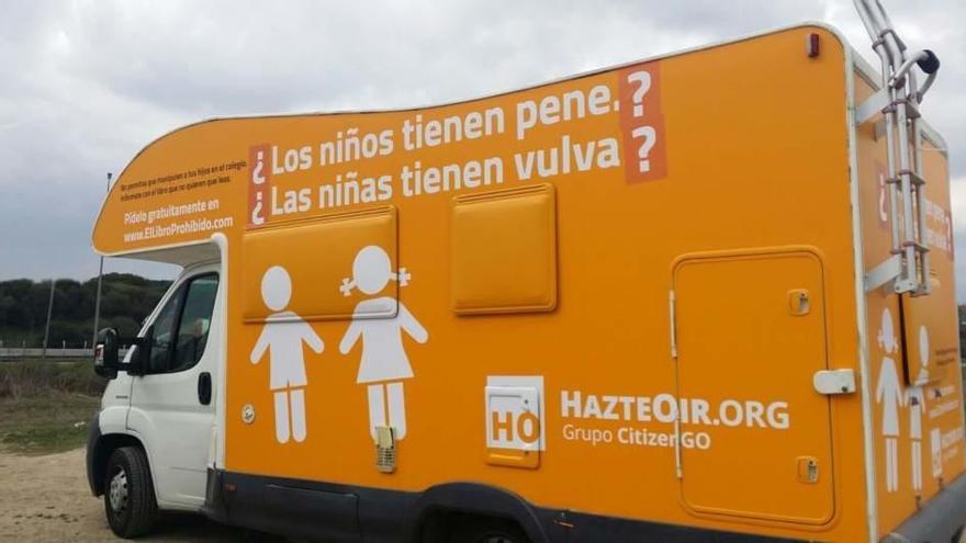 La autocaravana de Hazte Oir mantiene el lema, pero añade interrogantes.