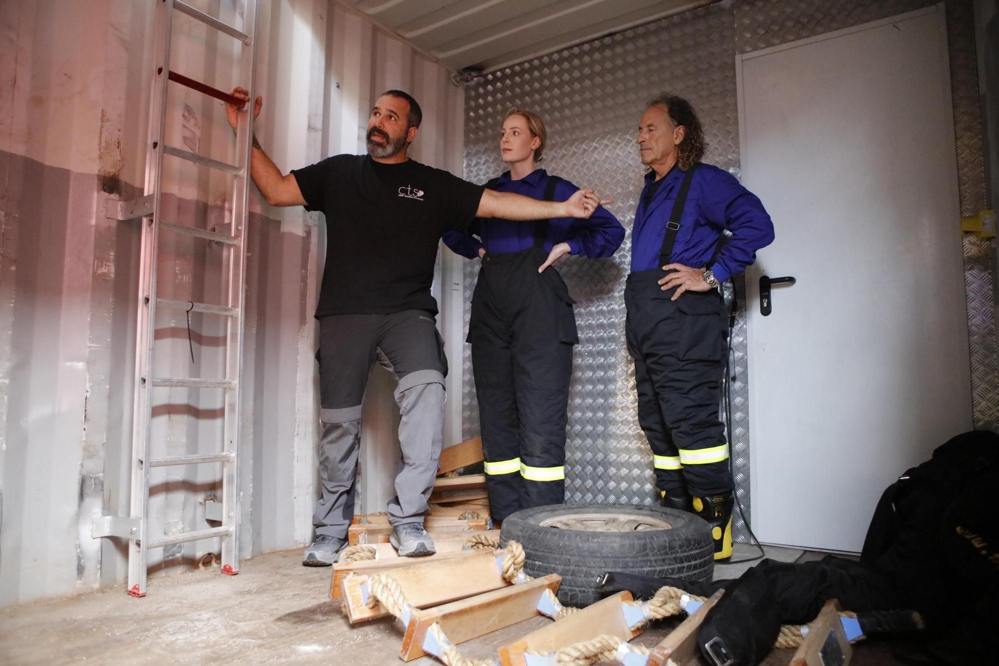 Im Brandschutzcontainer auf dem Gelände lernen die Yacht-Mitarbeiter das sichere Benutzen einer Leiter.