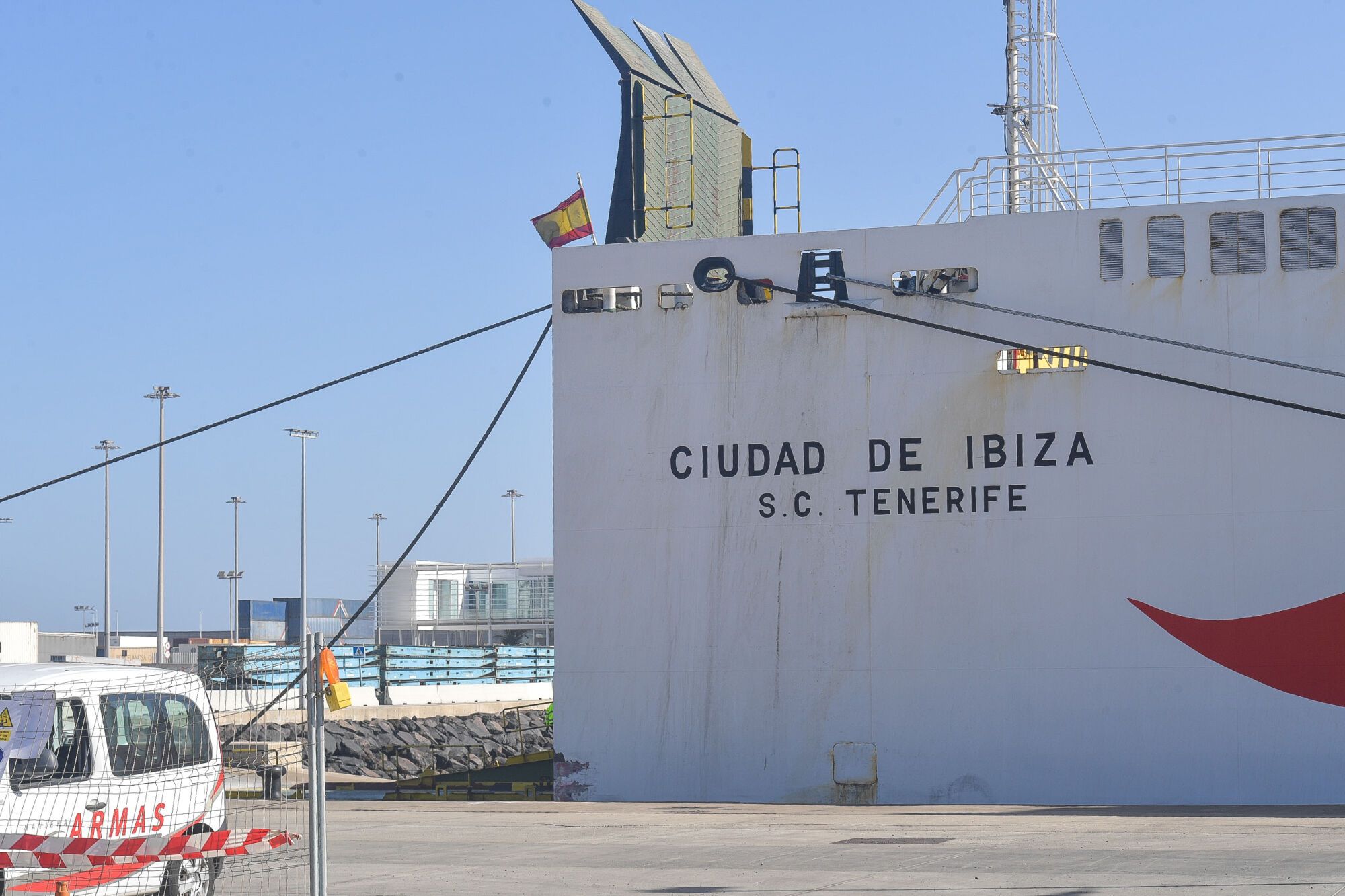 Un barco de Naviera Armas-Trasmediterránea impacta contra un muelle en el Puerto de Las Palmas