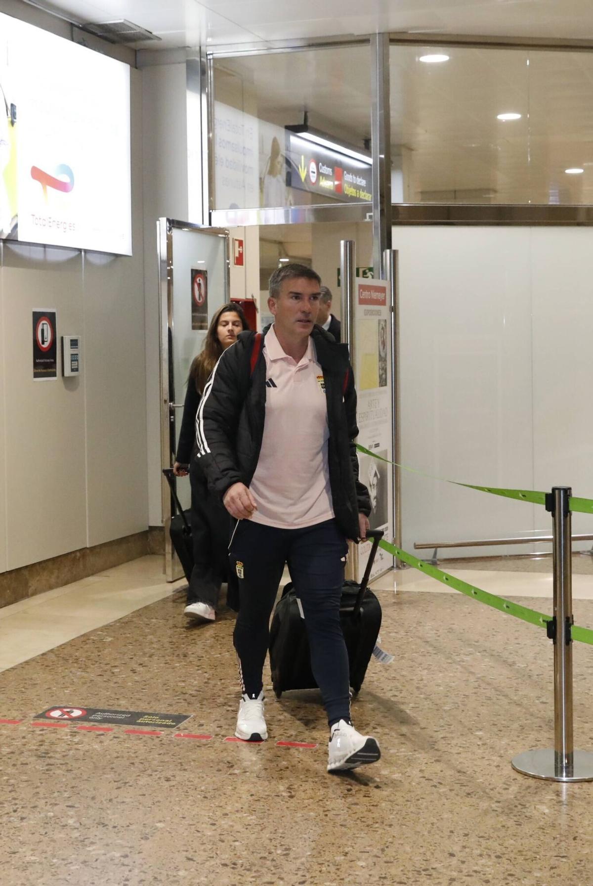 EN IMÁGENES: Así fue la llegada del Real Oviedo al aeropuerto de ...