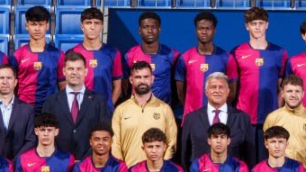 Pol Planas y Joan Laporta posan en la foto del curso 2024-25