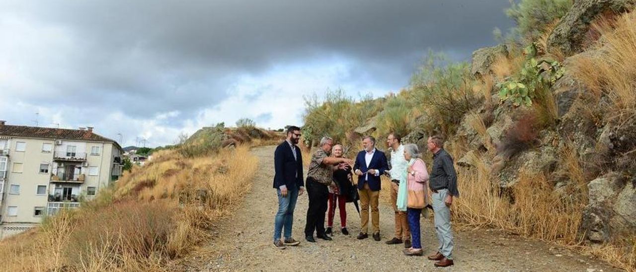 El alcalde de Plasencia, ediles y vecinos, en un tramo del futuro vial del cementerio judío.